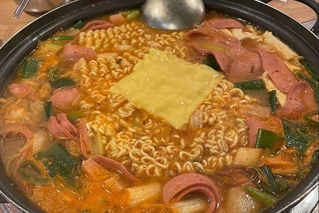 部隊鍋是相當夯的韓國料理，料超多吃起來相當滿足。（圖／讀者提供）