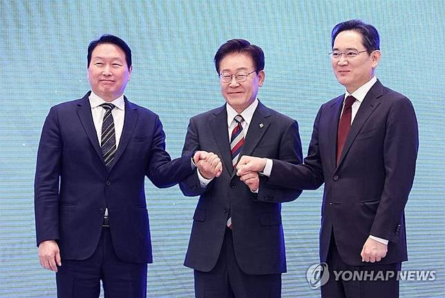 左起崔泰源、李在明、李在鎔。圖／翻自《韓聯社》
