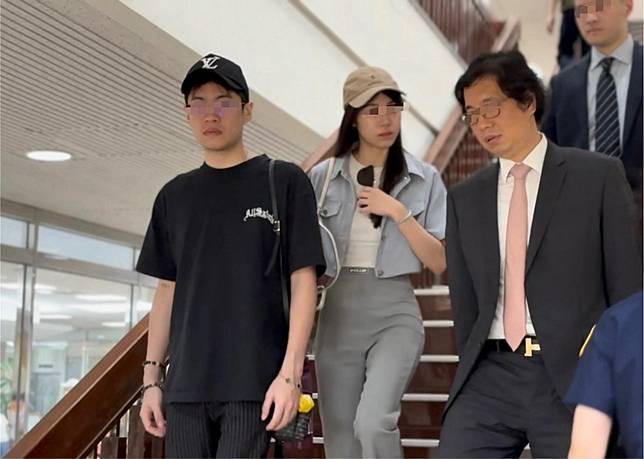 本身也是富二代的藥頭蘇玟云（左2），今透過律師表達已痛改前非。白廷奕攝
