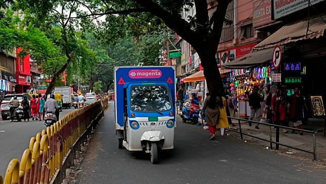 25歲的物流司機普列庫瑪，今年5月開著自己的電動三輪車奔馳在邦加羅爾街頭。美聯社