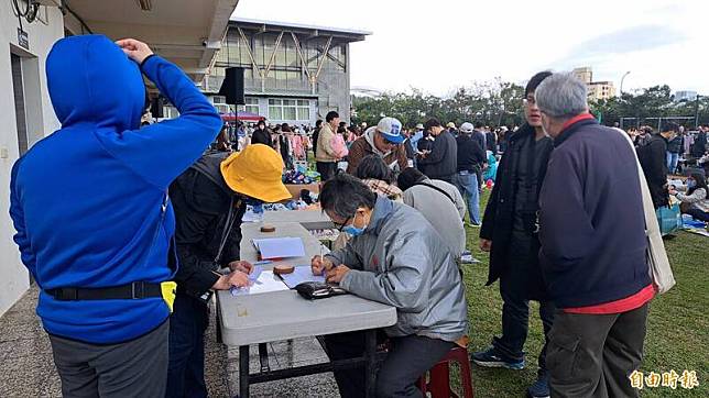 台東罷免立委黃建賓行動今天下午在東海運動公園舉辦最終場定點連署。(記者黃明堂攝)