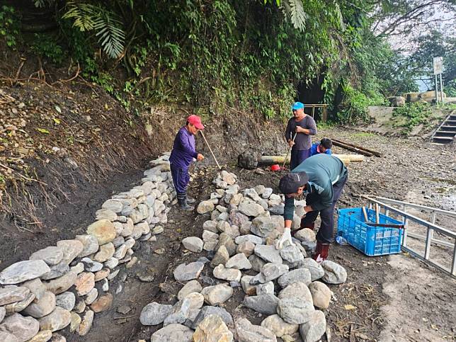 樂水部落居民進行舊隧道地景改建。（林保署宜蘭分署提供）