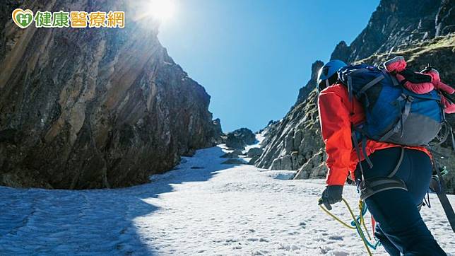 高山症臨床症狀可能會有頭痛、伴隨虛弱無力、噁心、嘔吐、食慾不振、頭暈頭昏、睡眠不佳等。