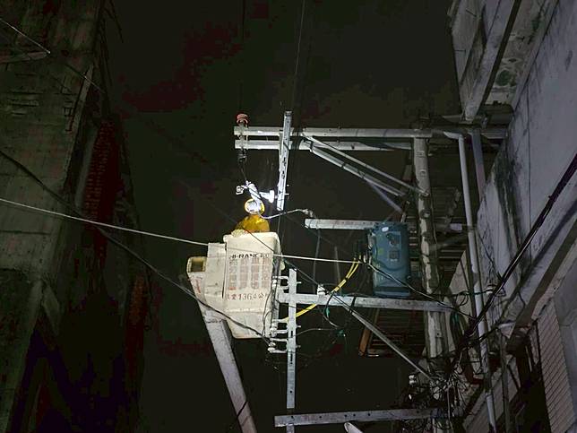 台灣電力公司派遣搶修人員冒雨進行巡視與修復作業。圖：台電桃園區處提供