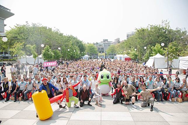 「新竹市兒藝節」活動4月4日至7日於新竹公園登場，市長高虹安3日邀請500多名小朋友搶先玩，也「彩虹遊具樂園」與小朋友同樂。(記者曾芳蘭攝)