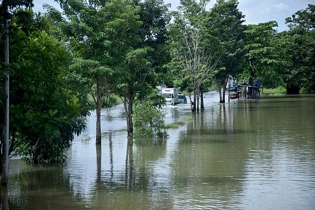 Vehicles wade through floodwater on a waterlogged road in Gampaha, Sri Lanka, on Nov. 20, 2024. (Gayan Sameera/Xinhua)