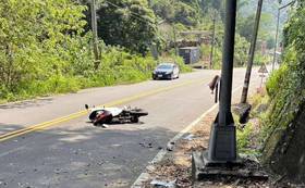 國立暨南國際大學印尼籍王姓男學生1日騎機車載廖 姓男學生,在校門外約50公尺處下坡路段失控自撞, 造成王男死亡、廖男受傷。 (民眾提供) 中央社記者蕭博陽南投縣傳真 114年10月2日