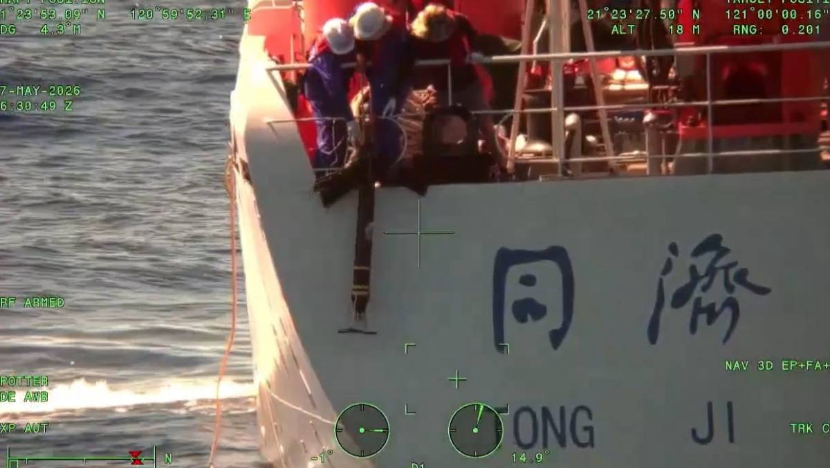 「垂繩入海」畫面曝！中國科研船逼近鵝鑾鼻限制水域 海巡強勢驅離 | 太報 | LINE TODAY