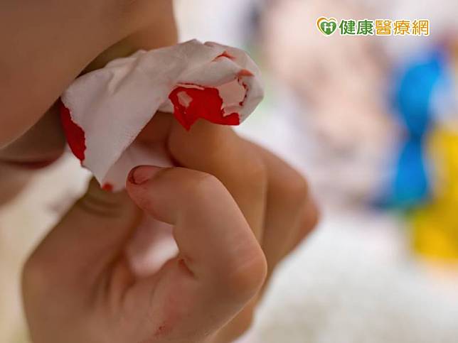 小孩八歲生日那天，突然流鼻血，後續幾天身上出現很多瘀青，送醫被診斷是「急性前骨髓球性白血病」（AML-M3）。