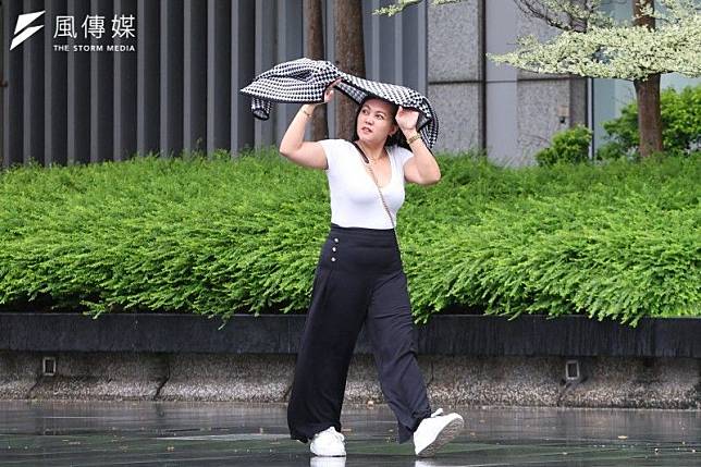 中南部及花東地區受西南到偏南風水氣影響，出現降雨。（資料照／顏麟宇攝）