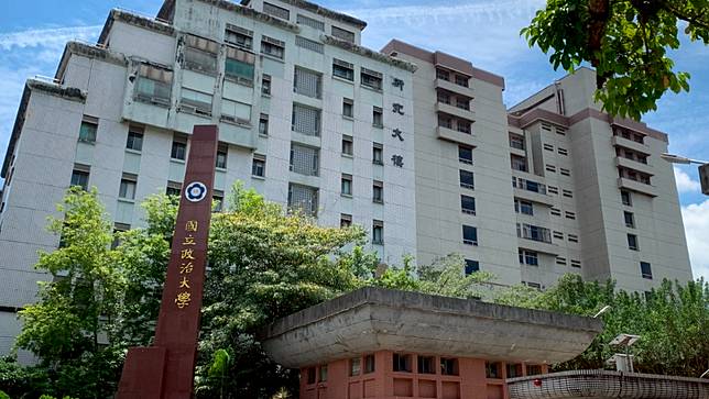 政大生葉姓男子趁等車時環抱女友，被認定性騷擾，他提告後法院判敗訴。本報資料照