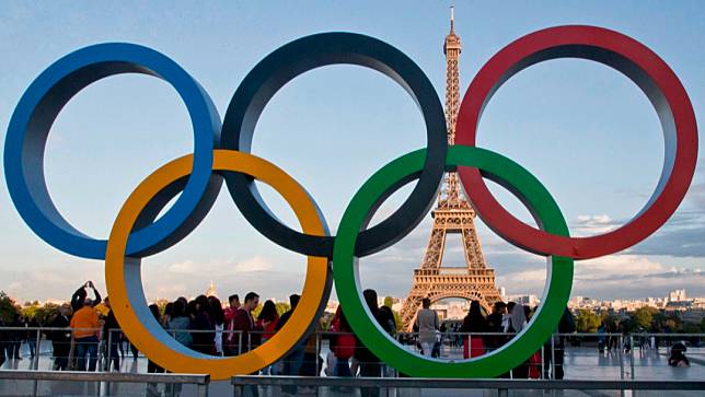 巴黎艾菲爾鐵塔與奧運五環標誌。美聯社