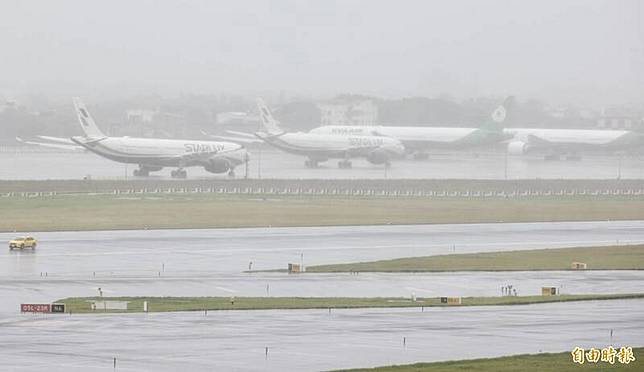 多數停場航機已移往機場東北角等較適合避風區域停放，並完成航機防颱束機作業。(記者劉信德攝)