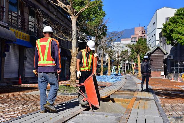 花蓮市舊鐵道改善工程即將完工，可望成為民眾散步休閒、逛街採買的好去處。(記者林有清攝)