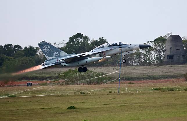 清泉崗基地上午於機庫堡執行飛機關車前檢查時，胡姓士官長因不明原因遭發動機吸入，宣告不治。本報系資料照片