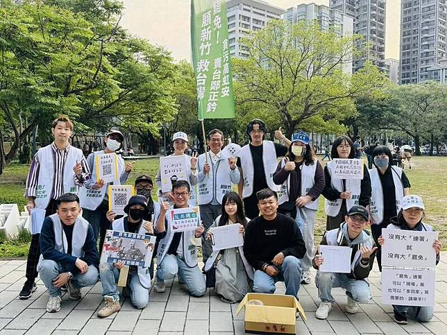 美國祭全球對等關稅，台灣立院藍白也籲停止大罷免行動，但新竹市議員曾資程認為罷免是公民權，也是民主國家象徵。站在街頭推罷免連署是公民權的實現。(取自曾資程臉書)