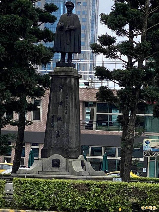 基隆火車站前圓環內的蔣介石銅像，矗立在基隆火車站前近70年，將於3月3日拆遷，隨著年代久遠，許多年輕的基隆人甚至不知道那裡有蔣介石銅像。(記者俞肇福攝)