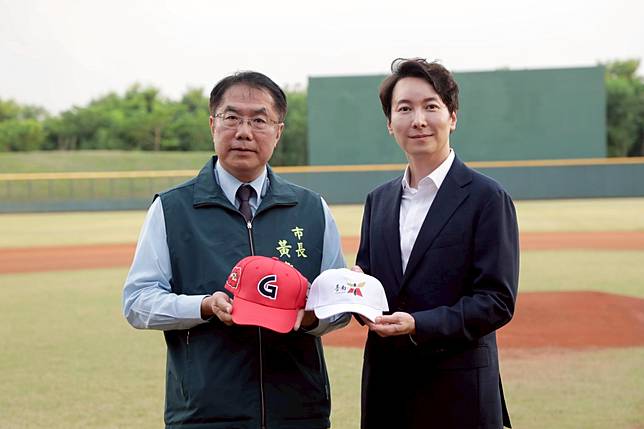 台南市長黃偉哲代表市府與韓國樂天巨人棒球隊（Lotte Giants）正式簽署合作備忘錄。（圖：南市府提供）