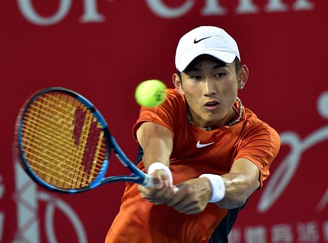 Shang Juncheng hits a return during the men's singles semifinal against Andrey Rublev at the Hong Kong Open on Jan. 6, 2024. (Xinhua/Lo Ping Fai)