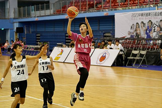 第55屆全國少年籃球錦標賽（U12）16日登場，男、女冠軍隊伍也獲得今年6月由少年籃協舉辦的國際邀請賽代表權，與世界少籃勁旅交流。（李宇政攝）
