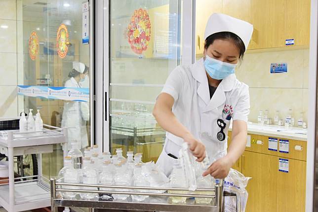 A nurse prepares medicine for patients at the inpatient department of a hospital in Changde, central China's Hunan Province, May 12, 2024. (Photo by Bai Yipu/Xinhua)