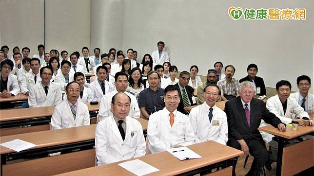 長庚醫院第一任院長羅慧夫(前排右3)，其學生已在台灣各角落開枝散葉，發光發熱。