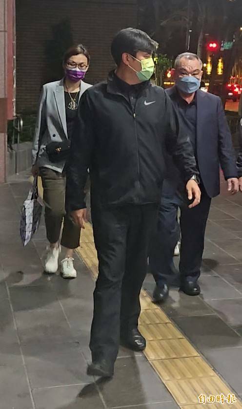 麗寶集團總裁吳寶田(右)、名軒公司董事長吳泓瑩(左)父女，捲入內線交易案，檢方複訊後已將兩人請回。(資料照)
