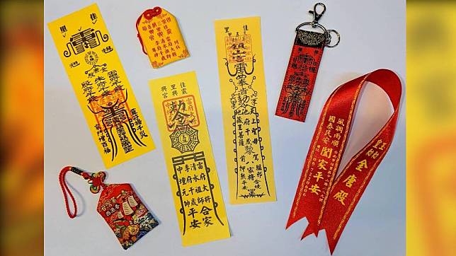 佳里蕭壠文化園區提供符咒、香火袋、平安符 、配飾，讓民眾免費索取。（圖／翻攝自蕭壠文化園區臉書）