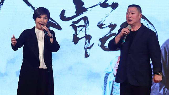唐美雲（左）再度邀唐文華挑戰演出歌仔戲。民視提供