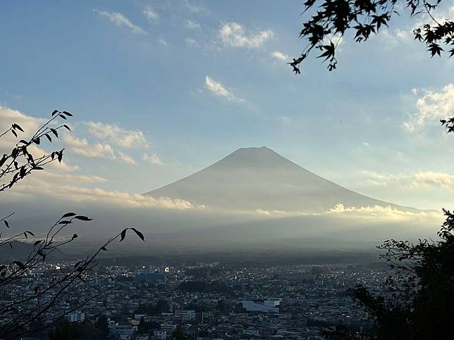 今年富士山初冠雪延後，創130年初冠雪最晚紀錄。圖為 2024年11月初拍攝。攝影：黃心怡