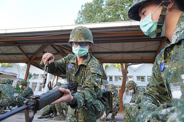 入伍訓員實施步槍大部分解與結合。（陸軍206旅提供）