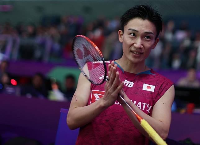Momota Kento greets the crowd after the quarterfinal between Japan and Malaysia at BWF Thomas Cup Finals in Chengdu, southwest China's Sichuan Province, May 2, 2024. (Xinhua/Jia Haocheng)