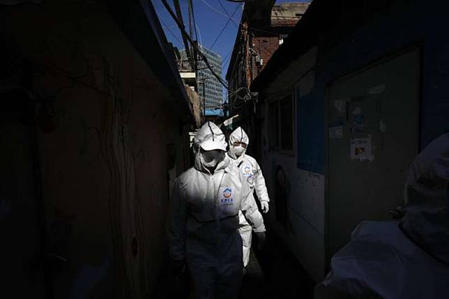 南韓疫情雖然稍見減緩，但首爾仍在加強消毒工作。（美聯社）