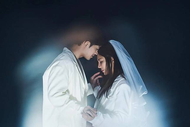 艾怡良MV中象徵式的披婚紗。（圖／環球音樂 提供）