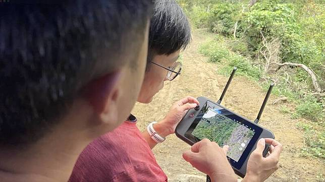救難人員以無人機發現他困在峭壁間的縫隙洞中。(民眾提供)