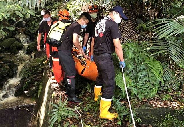 新北市三峽區有木里26日發生一起墜落邊坡致死案， 男子在施作邊坡矮牆，疑因矮牆崩塌，當場跌落10公 尺深的邊坡，經警消搶救送醫仍不治。 （翻攝照片） 中央社記者王鴻國傳真 111年6月26日  
