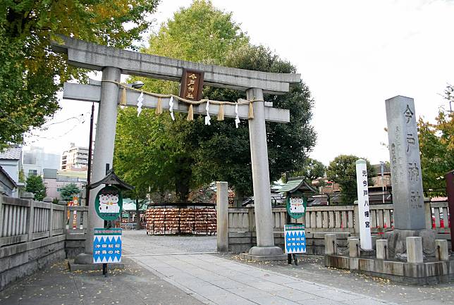 探訪亞洲庇佑姻緣廟宇 日本 今戶神社【photoac／ラニ22】到達今戶神社的鳥居，就能看到可愛的招財貓標示。