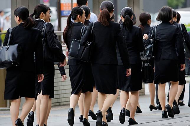 日本女性無論在求職或上班時經常被公司要求必須穿著高跟鞋。（湯森路透）