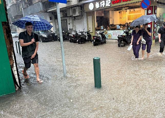 澳門有街道水浸及腳眼，市民需涉水而行。