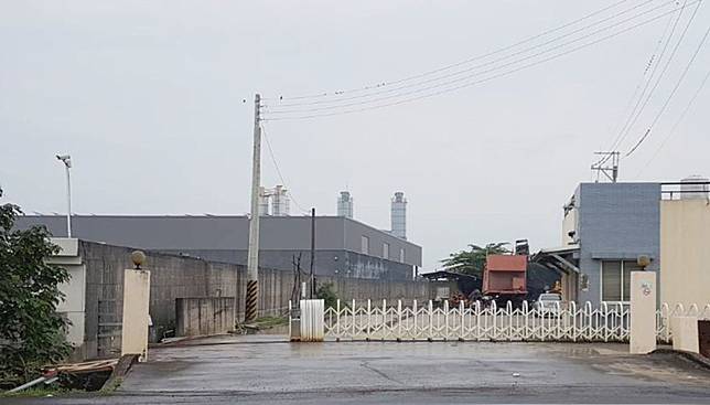屏東枋寮鄉鍇霖公司涉嫌違反廢棄物清理法，初估非法堆置體積已逾兩萬兩千九百公噸。（記者毛莉攝）