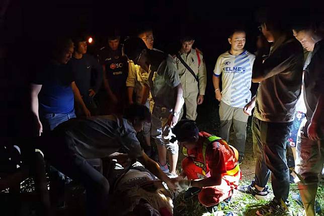 China Power workers from the China-Laos railway project help with rescue efforts at the site of a bus crash outside of Luang Prabang in Laos on Monday. Photo: Xinhua