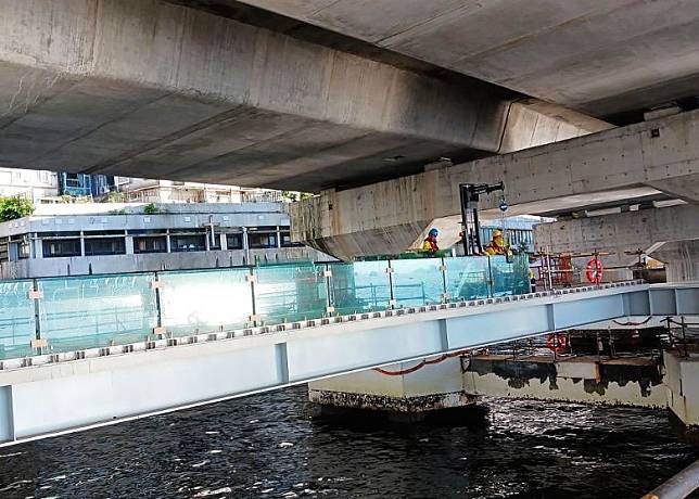 東岸板道於東區走廊結構下的空間進行工程。