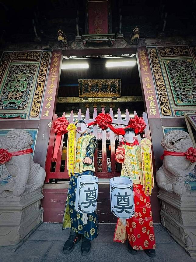 因應萬聖節，一名母親將兒女打扮成金童玉女進入萬和宮媽祖廟拍照，挨批不尊重。翻攝爆廢公社二館臉書