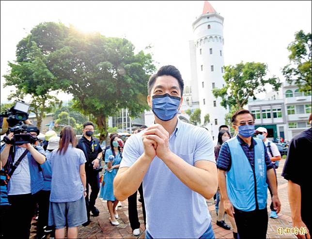 國民黨台北市長參選人蔣萬安昨表示，遵守憲法就不會有投降的問題。(記者羅沛德攝)