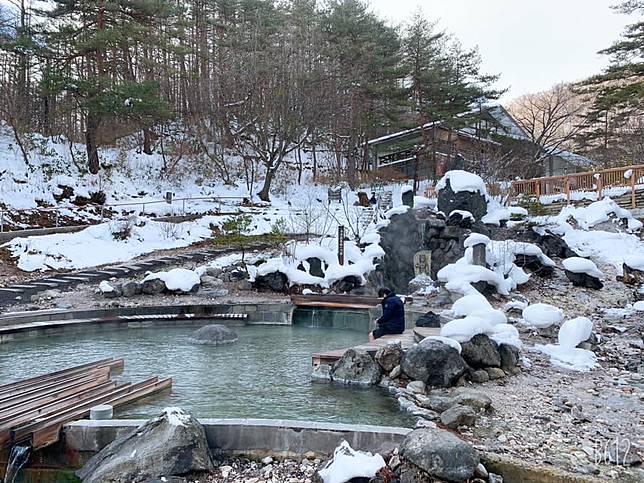 
<p>西之河原公園內的天然足湯與雪。（圖片來源：<a href=