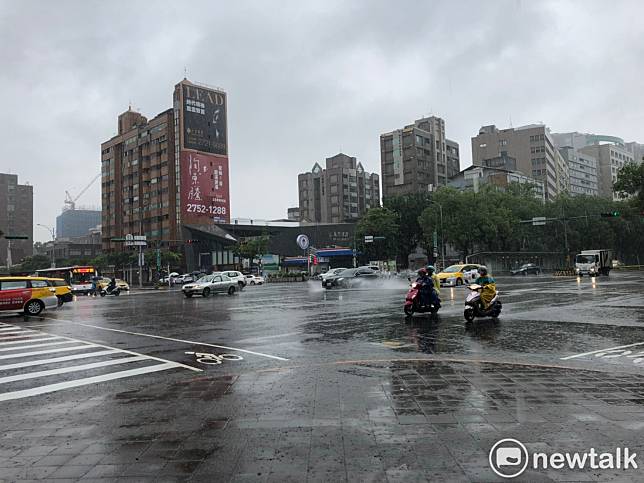 今天中午過後，在各地山區及近山區平地、大台北地區有局部雷陣雨，中央氣象局提醒民眾攜帶雨具備用。   圖：新頭殼資料照片
