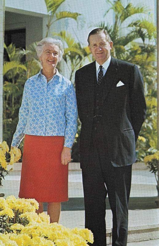 前港督麥理浩的夫人鄧麗娉(左)周日在蘇格蘭逝世(香港年報1971)
