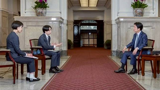 櫻井翔（左二）到總統府專訪總統賴清德（右）。翻攝news zero X