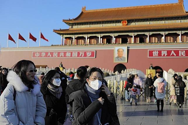 ▲今年年初爆發 COVID-19 第一波疫情時，在北京配戴口罩的民眾。（圖／翻攝自《海峽時報》）