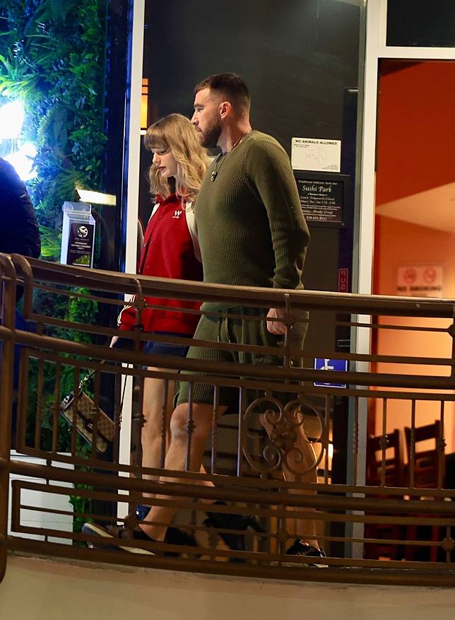 Taylor Swift與男友Travis Kelce被捕捉到一起去壽司餐廳。